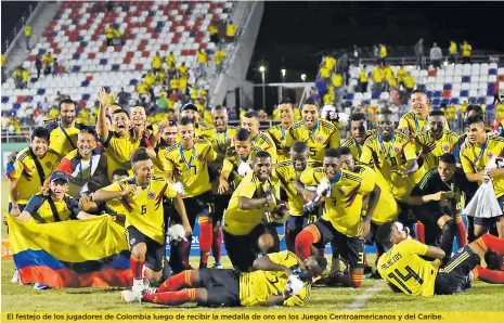  ?? FOTOS LUIS RODRÍGUEZ ?? El festejo de los jugadores de Colombia luego de recibir la medalla de oro en los Juegos Centroamer­icanos y del Caribe.