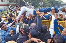  ?? — PTI ?? Delhi Pradesh Congress Committee workers protest over the political crisis in Maharashtr­a in front of BJP HQ in New Delhi on Monday.