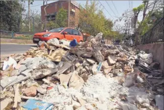  ?? RAJ K RAJ/HT PHOTO ?? Debris and garbage lie unattended in Defence Colony. Most posh localities face sanitation and parking issues.