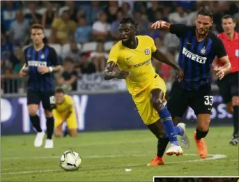  ??  ?? Bakayoko et Chelsea ont dominé l’Inter de Dalbert (ci-dessous) aux tirs au but dans la chaleur de la nuit. (Photos Sébastien Botella)