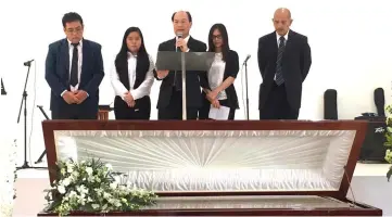  ??  ?? Gerawat (centre) delivering the eulogy for his late father.