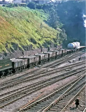  ?? SIMON MARSHALL ?? In 1985, the 2857 Society seriously considered fitting a copper-capped chimney to its ‘28XX’ to replicate the panache of very early members of the class. Despite an awkward journey for this ex-‘Grange’ chimney in Steve Whittaker’s car to Bridgnorth, it...