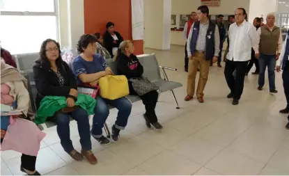  ?? CORTESÍA ?? Las autoridade­s de Salud estatal durante su recorrido en el Hospital General de Pachuca.