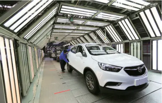  ??  ?? Vehicles roll off a production line of SAIC-GM, General Motors’ joint venture with China’s SAIC Motor Corp., in Yantai, Shandong Province in east China, on November 20, 2018