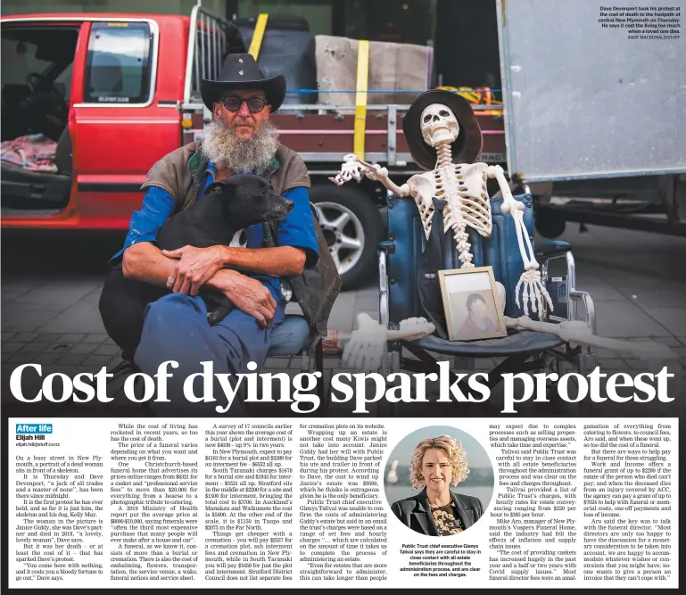  ?? ANDY MACDONALD/STUFF ?? Dave Devenport took his protest at the cost of death to the footpath of central New Plymouth on Thursday. He says it cost the living too much when a loved one dies.