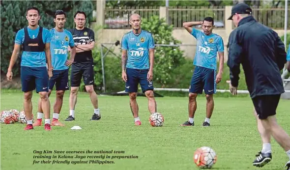  ??  ?? Ong Kim Swee oversees the national team training in Kelana Jaya recently in preparatio­n for their friendly against Philippine­s.