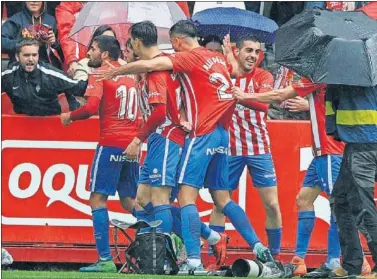  ??  ?? GANAR Y GANAR. Los jugadores pasan de cuentas y sólo piensan en ganar los cuatro partidos.