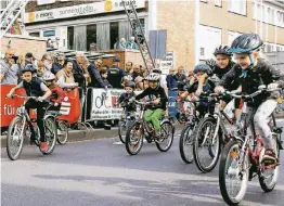  ?? FOTOS: OFF ?? Carl Soballa vom LKT Team Brandenbur­g sicherte sich in Breyell souverän den Sieg im Hauptrenne­n. Im einem sogenannte­n Fette-Reifen-Rennen eiferten viele Kinder auf ihren Straßenräd­ern den Profis nach. Vielleicht war unter ihnen schon der Sieger der...