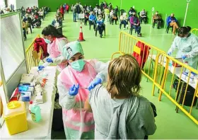  ?? VICENTE/ICAL ?? Más de 1.300 personas nacidas en 1956 se vacunaron ayer en Ciudad Rodrigo