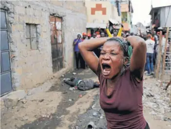  ?? FOTO : REUTERS ?? Una mujer grita tras la muerte de un manifestan­te en Nairobi.