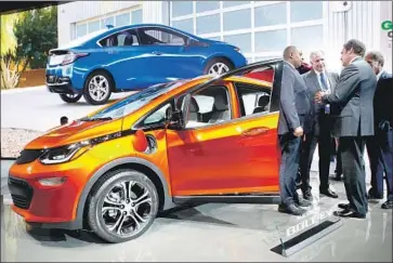  ?? Paul Sancya Associated Press ?? G M ’s Mark Reuss, second from right, says, “We know that we can do better” than the Trump fuel plan. He’s shown in 2016 with then-Transporta­tion chief Anthony Foxx, left, and then-NHTSA official Mark Rosekind.