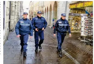  ??  ?? Le chef de service de la police municipale Philippe Vonarb à droite, son adjoint au centre et un agent en patrouille dans Cahors.