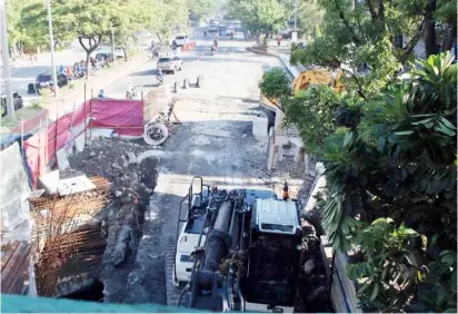  ?? PHOTOGRAPH BY AL PADILLA FOR THE DAILY TRIBUNE @tribunephl_al ?? THE Department of Public Works and Highways has opened the southbound lane of Roxas Boulevard in Pasay City, which was closed due to repair works on an old drainage structure at the corner of Roxas Boulevard and Libertad Street.