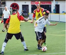  ?? Foto: dpa ?? Hier siehst du Rasmus (hinten) mit zwei Spielerkol­legen aus der deutschen Blinden  fußball nationalma­nnschaft beim Training.