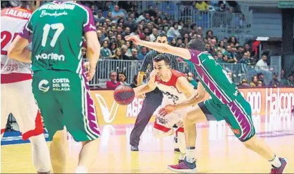  ?? FOTO: EFE ?? Ryan Toolson volvió a lo grande. El ex jugador del Unicaja fue el motor ofensivo del Baxi Manresa