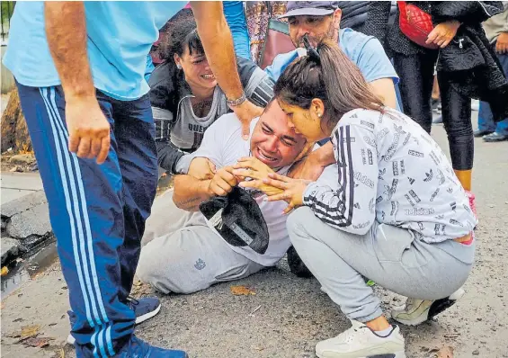  ?? TÉLAM ?? Dolor. Familiares de Claudia Repetto, ayer, en la puerta de la fiscalía. Hubo incidentes luego de que se confirmara el hallazgo del cuerpo.