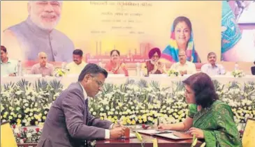  ?? HT PHOTO ?? Director refineries (HPCL) Vinod S Shenoy and state principal secretary (mines and petroleum) Aparna Arora sign the deal.