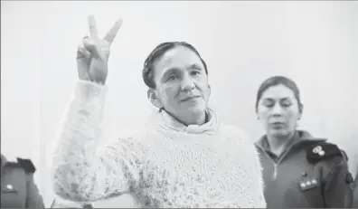  ??  ?? Milagro Sala, dirigente de la agrupación Tupac Amaru, pese a que le decretaron libertad condiciona­l, seguirá en la cárcel por otros procesos que le sigue la justicia argentina ■ Foto Ap