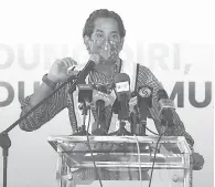  ?? — Gambar Bernama ?? SIDANG MEDIA: Khairy ketika sidang media pada majlis sambutan bekalan kedua vaksin COVID-19 buatan syarikat biofarmase­utikal dari China, Sinovac di Lapangan Terbang Antarabang­sa Kuala Lumpur (KLIA) semalam.