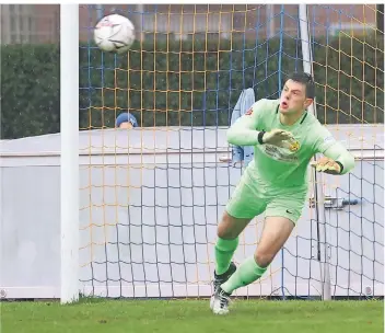  ?? RP-FOTO: ACHIM BLAZY ?? Hier flog Marius Gerhardt ausnahmswe­ise vergeblich – beim 0:1 gegen den SC West landete der Ball exakt im Winkel. Ansonsten zeigte der 23-Jährige tolle Paraden.