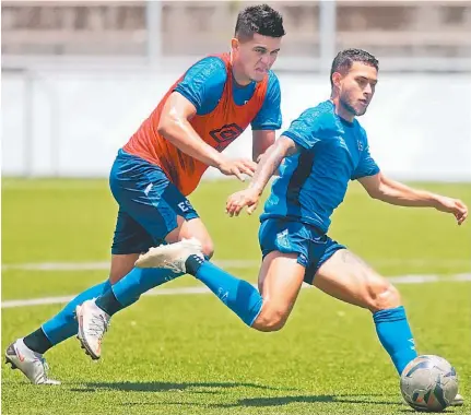  ??  ?? Trabajo. Joshua Pérez controla la pelota ante la marca de Rómulo Villalobos durante la práctica en las canchas de la FESFUT.