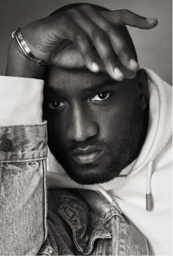  ??  ?? In basso. Virgil Abloh, 38 anni, direttore creativo della linea maschile di Louis Vuitton, è anche il fondatore di uno dei brand di streetwear deluxe di maggiore successo degli ultimi anni: Off-White, lanciato nel 2013, con produzione e sede a Milano.