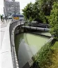  ?? Foto: Wyszengrad ?? Der Abzweig zum Herrenbach an der Friedberge­r Straße: Hier herrscht für Schwimmer derzeit Lebensgefa­hr, weil ein Wehr geschlosse­n ist.