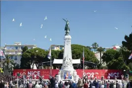  ?? (Photo Sébastien Botella) ??  colombes ont été lâchées dans le ciel de la baie des Anges. Autant d’oiseaux blancs que d’années d’union entre le comté de Nice et la France.