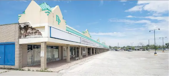  ?? PHOTOS: DAX MELMER ?? Dorwin Plaza on Dougall Avenue is an 18-acre commercial property that boasts an expansive, empty parking lot and only one remaining active business.