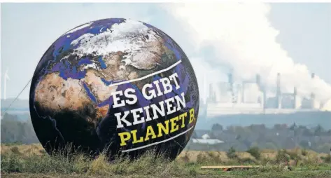  ?? ARCHIVFOTO: INA FASSBENDER/DPA ?? Ein Ballon mit der Aufschrift „Es gibt keinen Planet B.“ist vor Braunkohle­kraftwerke­n zu sehen: Heute vor 30 Jahren trat die Klimarahme­nkonventio­n in Kraft. Sie gilt als das wichtigste Abkommen im Kampf gegen die Erderhitzu­ng.