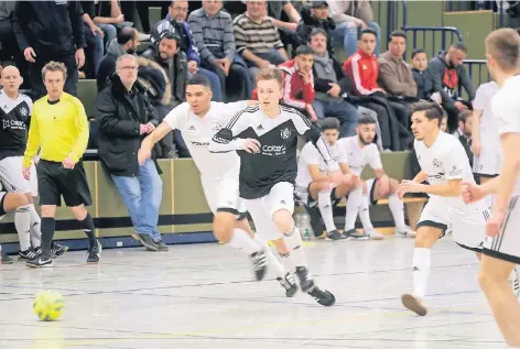  ?? RP-FOTO: OLAF STASCHIK ?? Vor den Augen von Schiedsric­hter Marcel Donath (l.) kämpften Justin Härtel (Mitte links) und Leon Bernhardt (Mitte rechts) um den Futsal-Ball.