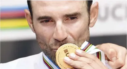  ?? Foto: Martin Baumann/dpa ?? Diese Medaille ist zum Knutschen: Weltmeiste­r Alejandro Valverde mit Gold.