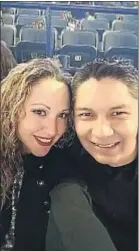  ?? ELIZABETH HERNANDEZ / AP ?? J.C. Hernández, con su mujer
