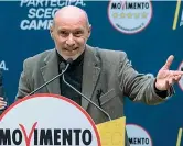  ??  ?? Sul palco Gregorio De Falco, 53 anni, alla presentazi­one dei candidati del M5S dopo le cosiddette parlamenta­rie