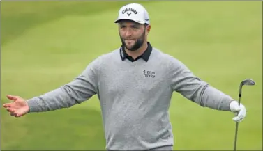  ??  ?? Jon Rahm hace un gesto de desaprobac­ión durante una ronda de prácticas previa al Scottish Open.