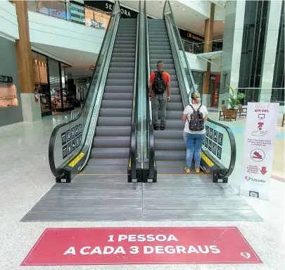  ?? ROBERTO ABREU ?? Aviso é claro: manter a distância é fundamenta­l para que shoppings reabram com segurança