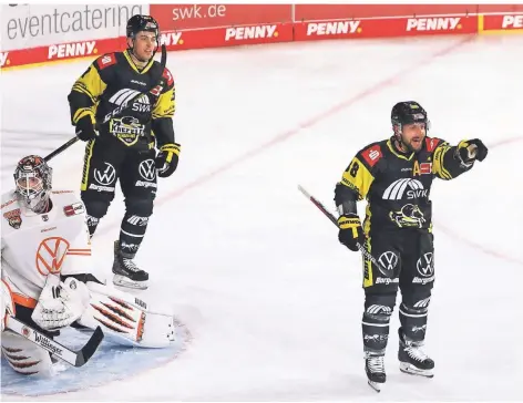  ?? FOTO: THOMAS LAMMERTZ ?? Beim Turnier-Hinspiel gegen Wolfsburg erzielte Martin Schymainsk­i (re.) den Treffer zur 2:0-Führung.