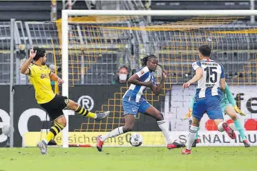  ?? //AFP ?? Emre Can, marcando ayer el único gol que daría el triunfo al Borussia Dortmund