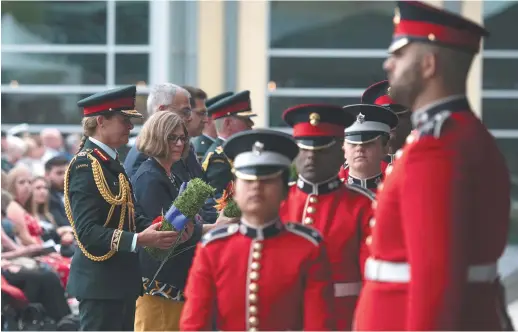  ??  ?? La gouverneur­e générale Julie Payette a déposé une gerbe de fleurs lors de la cérémonie d’inaugurati­on du cénotaphe de Kandahar, au quartier général de la Défense nationale, à Ottawa. - La Presse canadienne: Justin Tang