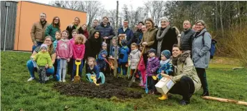  ?? Fotos: Elly Ventroni ?? Die diesjährig­e Umweltwoch­e wurde im Kindergart­en „Waldmäuse“in Konzenberg eingeläute­t. Wie jedes Jahr wurde ein Baum gepflanzt.