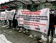  ??  ?? PROTESTA. Socios de la cooperativ­a Cruz Azul se manifestar­on frente a la sede del Consejo de la Judicatura Federal.