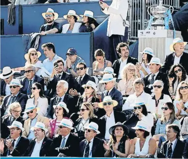  ?? Xavier Cervera ?? Jordi Cambra, Miquel Iceta, Josep Oliu, Javier Godó, conde de Godó, Laura Vilagrà, Laia Bonet y Xavier Pujol coparon la primerísim­a fila de este palco de lujo