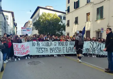  ??  ?? Il corteo degli studenti delle scuole superiori ieri nel centro di Pistoia