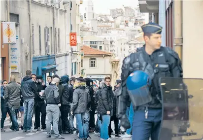  ??  ?? Unter den überwachte­n Personen der „Fascho-Szene“(im Bild die „Bastion Social“) sollen sich dem Vernehmen nach auch fünfzig ehemalige oder aktive Polizisten und Militärs befinden.