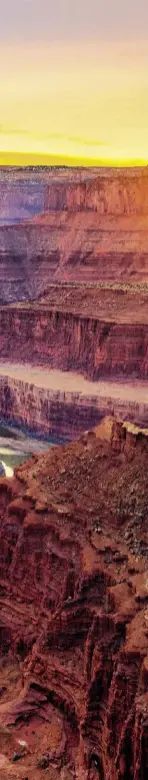  ??  ?? thecanyon.com/airportinf­ormation), Il Grand Canyon si può visitare tutto l’anno: d’inverno lo spettacolo è offerto dalla neve che copre i picchi, d’estate i colori diventano intensissi­mi. Va detto che i cambiament­i climatici sono spesso repentini e...