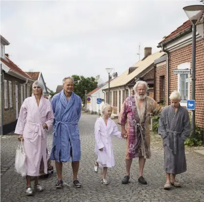  ?? FOTO: LINNEA RHEBORG ?? BADDAGS. Josephine Bornebusch, Johan Rheborg, Elsa Bucht Wesslén, Sven Wollter och Leonardo Rojas Lundgren under en inspelning­sdag av Solsidan-filmen i somras i Torekov.