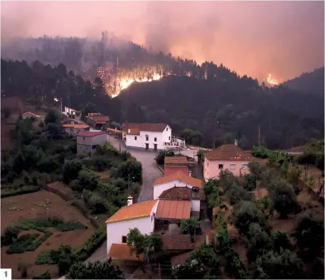  ??  ?? 1. L’incendie a ravagé plusieurs habitation­s et a forcé l’évacuation des résidents de trois villages. 2. Près de 2000 pompiers ont été mobilisés pour lutter contre les feux de forêt. 3. La majorité des victimes ont péri dans leurs voitures, surprises...