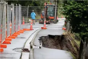  ?? (Getty) ?? A l ands l ip in Titirangi, Auck l and after torrentia l rain