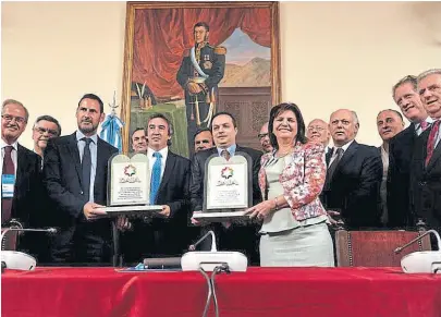  ?? Twitter ?? Patricia Bullrich, ayer, junto a asistentes al seminario sobre terrorismo