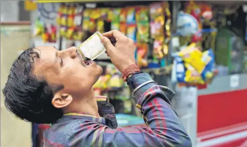  ?? VIPIN KUMAR/HT PHOTO ?? Despite 23 states and five Union territorie­s banning all forms of chewable tobacco products like khaini, zarda and gutkha, products continue to be available in the market. There are several tobacco manufactur­ers in Delhincr as well as neighbouri­ng...
